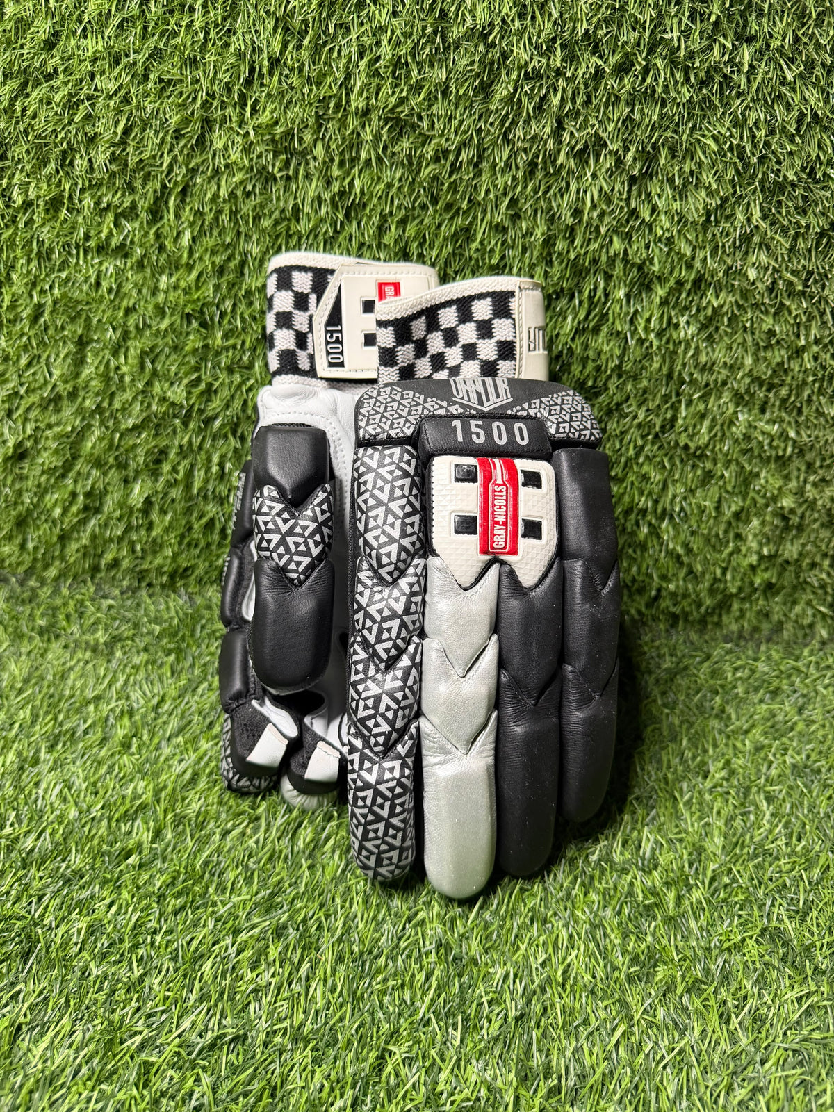 Gray Nicolls Vapour Black Gloves