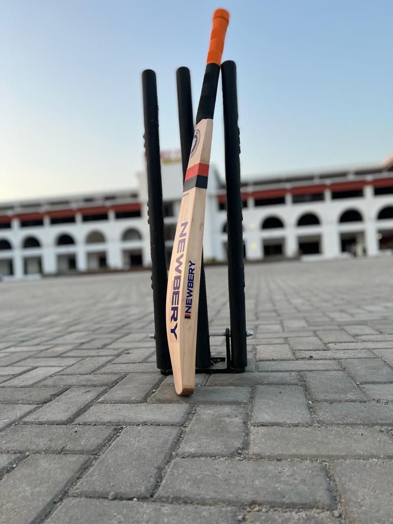 Introducing Newbery Master 100 edition English willow grade 1 bat