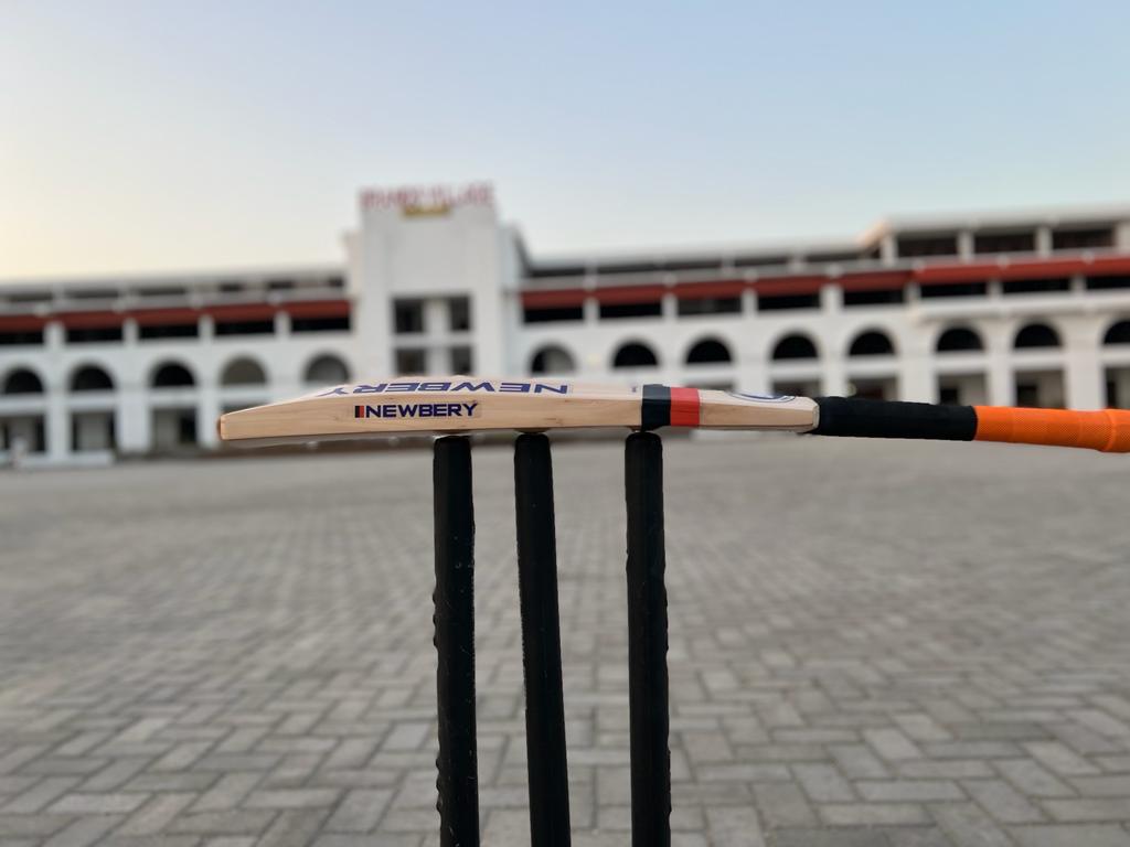 Introducing Newbery Master 100 edition English willow grade 1 bat